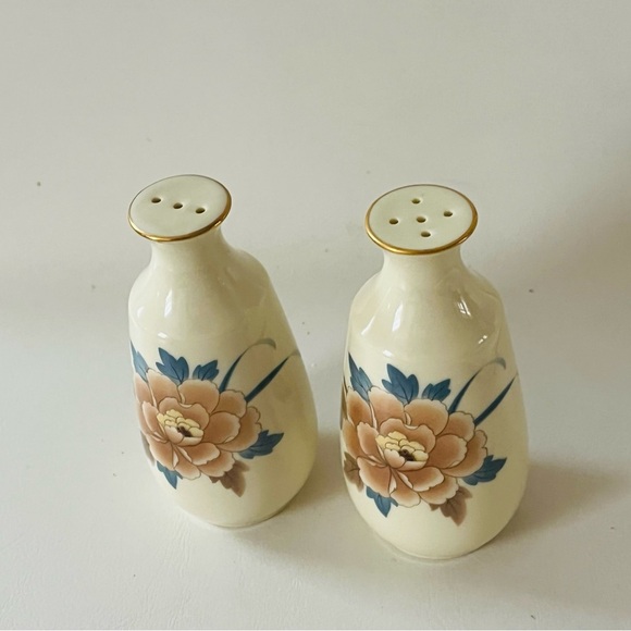 Floral Cream Ceramic Salt and Pepper Shakers Japan - Picture 10 of 11
